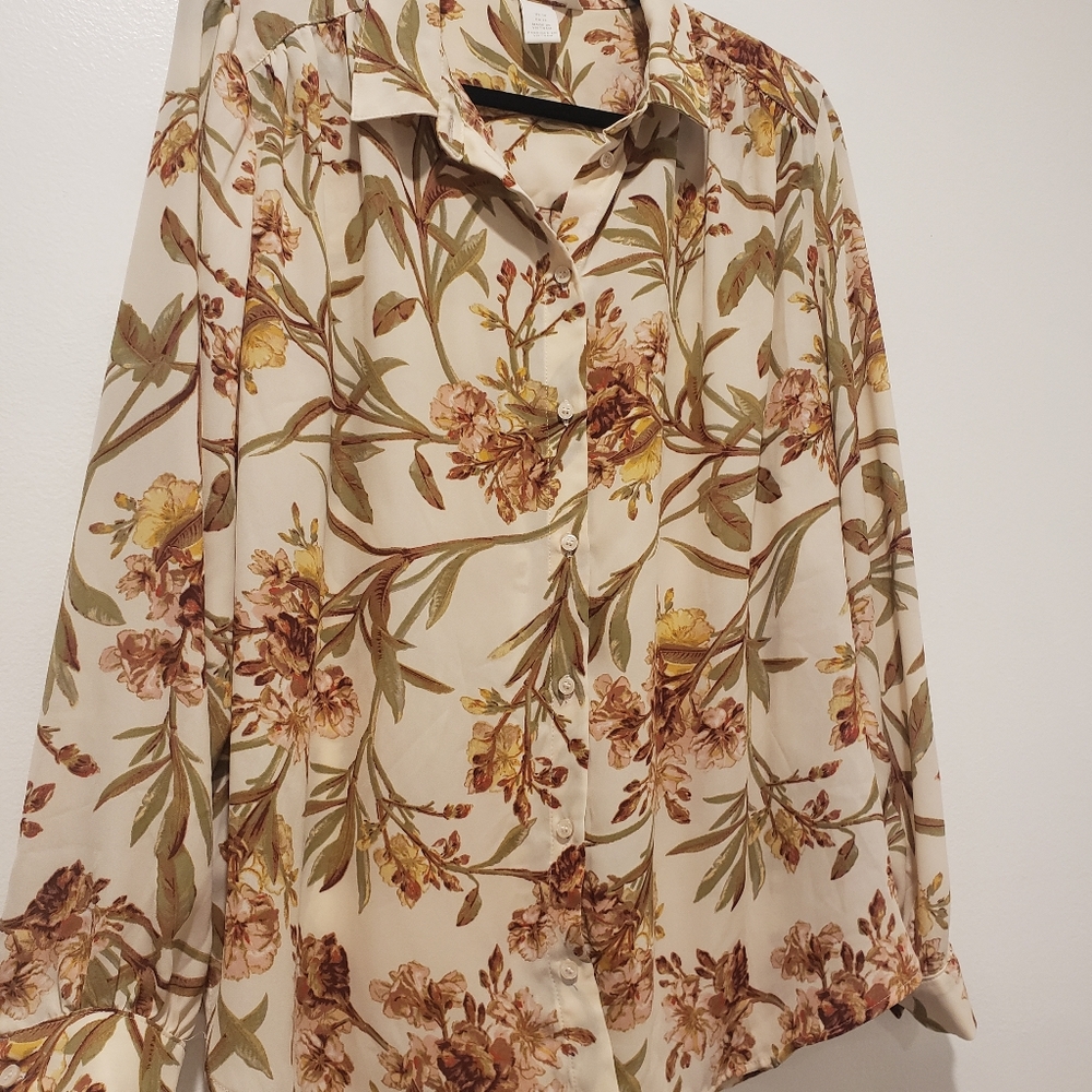 H&M Flowered Peach Buttoned Blouse. Size 14.